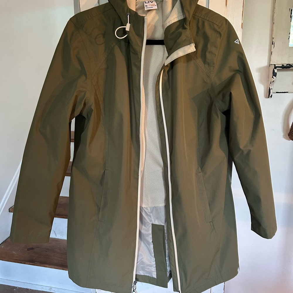 Green Utility Jacket with Collared Neckline and Sturdy Design